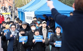 20대 남, 내 현실은 시궁창인데 문 대통령은 여자 편만?