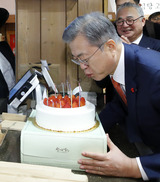 문대통령, 대전 빵집서 ‘깜짝’ 생일 케이크…시진핑도 축하서한