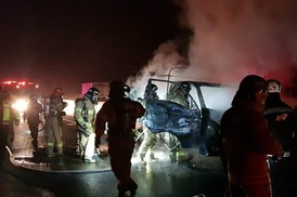 중부고속도 중앙분리대 들이받은 트럭 화재…1명 사망