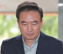 성추행 피해자, ‘꽃뱀’ 몰던 ‘호식이 치킨’ 최호식 회장… 1심 집행유예 