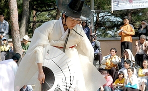 여성은 남성 전통춤 전수할수 없다는 결정 “성차별”