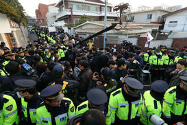 전두환 광주지법 출석 앞두고 자택 앞 보수단체·취재진 북적