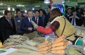 문재인 대통령, 대구서 ‘날계란 봉변’ 당할 뻔