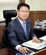 “나쁘지 않은 법조인 되기 위해 노력하는 세속의 변호사죠”