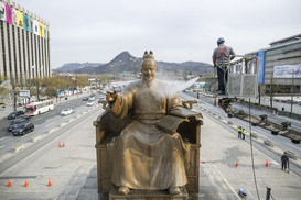 세종대왕상에 화염병 투척 50대 검거…기단부 그을려