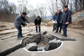 증평 추성산성서 4세기 추정 목조우물 발굴