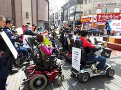 장애인들 “대구 도심지 상가 휠체어 경사로 설치”…인권위 진정