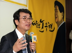 유시민 “온갖 억측·짐작 결합해 조국 ‘위선자’라 하면 헛소리”