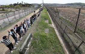 [포토] 판문점선언 1주년…DMZ 평화의 인간띠 잇기 행사 열려