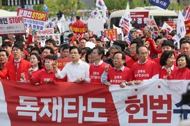 한국당 장외집회 직접 가보니…황교안·나경원, 지지층 ‘격렬 선동’