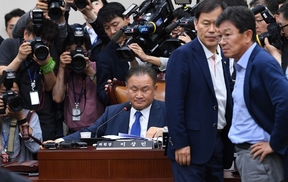 의원 수십명 고발당한 한국당, 불안감 속 “지켜낼 것” 목청