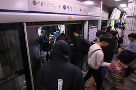 서울 지하철 1호선 서울역∼청량리역 운행지연…“신호 장애”