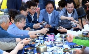 [포토] 옥산마을 주민과 모내기 뒤 새참 먹는 문 대통령