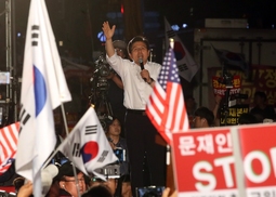 태극기 부대 품에 안긴 자유한국당, 전략일까 본능일까