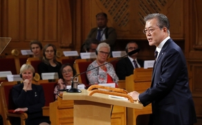 문 대통령, 스웨덴 의회 연설에서 신동엽 시 낭송 