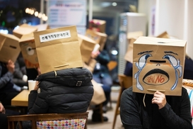 갑자기 달려와 얼굴 때린 직장 상사, 카톡에다 “속시원ㅎㅎ”