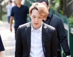 ‘박유천, 집에서 경찰관 접대’ 풍문…경찰 “사실관계 확인 중”