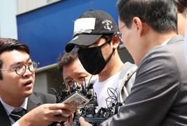 ‘성폭행 혐의’ 강지환, 검정마스크로 얼굴 가린채 침묵