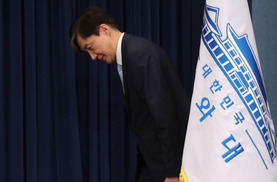 조국 “노회찬, 그가 그립다” 추모전시회 봉사활동