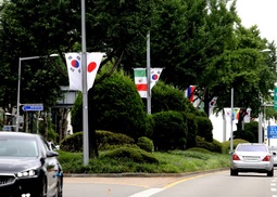 강남구 거리에 걸린 일장기 내려…서울시 “일본, 어리석은 조처”