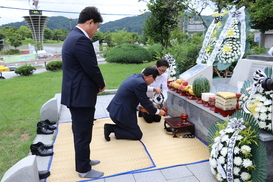 ‘10분의 1토막’ 초라한 육영수 옥천 추모제…100여명 참석