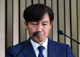 조국 딸, 어머니가 교수인 대학서 총장 표창장 받아