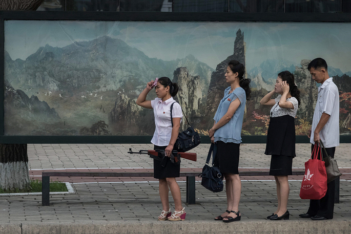 평양 주재 AFP 기자가 북한의 버스 정류장의 모습을 모아 보내왔다. 대부분의 평양 주민들은 버스와 무궤도전차, 지하철 등을를 이용해 출퇴근을 한다. 버스요금은 북한 돈으로 5원, 미화로 0.1센트 정도이다. 평양/AFP 연합뉴스