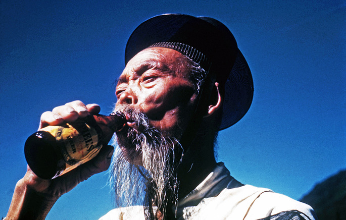 해방 직후 미군 혹은 군사고문단이 찍은 것으로 추정되는 근대사진이 대거 발견됐다. 사진은 1947년 2월께 촬영된 서울의 어느 선비 모습. 흰 한복에 갓을 쓰고 흰 수염을 기른 노인이 맥주병을 한 손에 들고 마시는 장면이 재미있다. 맥주병에는 ''필스 비어(Piels beer)''라는 로고가 붙어있다. 필스 비어는 당시 미국에서 제조된 맥주 브랜드다. 부경근대사료연구소 제공/연합뉴스