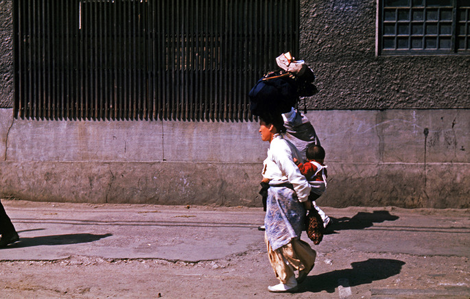 해방 직후 미군 혹은 군사고문단이 찍은 것으로 추정되는 근대사진이 대거 발견됐다. 사진은 1947년 2월께 서울에서 촬영된 여인 모습. 저고리가 풀어헤쳐져 가슴이 나온 여인은 머리에는 보따리 짐을 얹고 등에는 아이를 업은 채 길을 걷고 있다.부경근대사료연구소 제공/연합뉴스