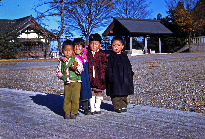 해방 직후 미군 혹은 군사고문단이 찍은 것으로 추정되는 근대사진이 대거 발견됐다. 1946년 11월께 서울에서 촬영된 사진. 얼굴이 땟국물이 가득한 아이들이 몸을 기댄 채 서 있다.부경근대사료연구소 제공/연합뉴스