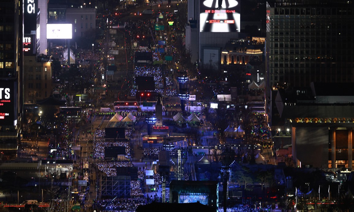 무사고 BTS 공연에 ‘시 추산 4만명’ 모여…행정력 1만명 동원 논란 남아