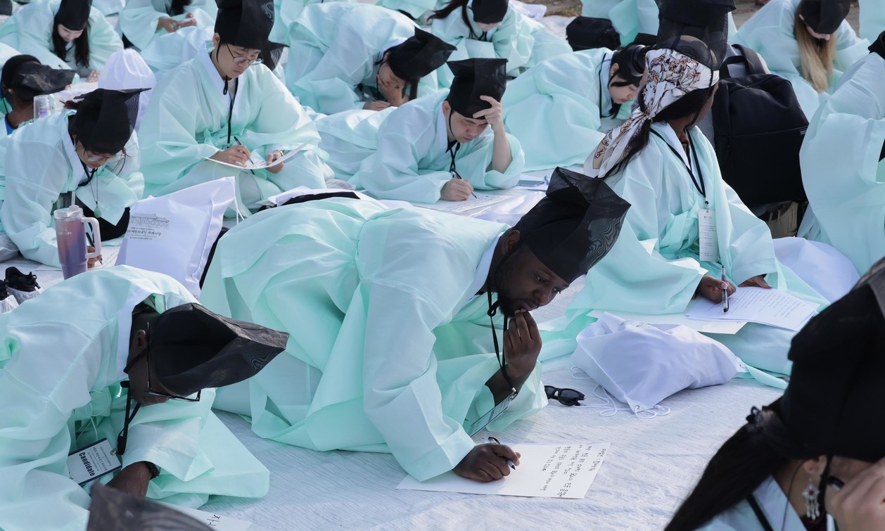 <font color="#00b8b1">[포토]</font> 외국인 선비들, 어서와~ 과거시험은 처음이지?