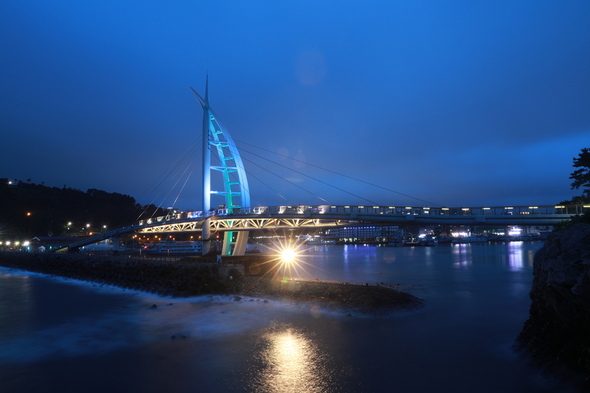 桥与众不同的夜景图为位于济州西归浦港和鸟岛之间的新缘桥的美丽夜景