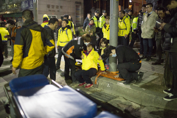 セウォル号追悼行列に参加した犠牲者の母親 警察と対峙中に肋骨を折る重傷 政治 社会 Hankyoreh Japan