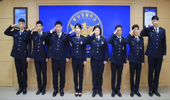 世界制覇の金メダリストたちが韓国の警察官に 政治 社会 Hankyoreh Japan