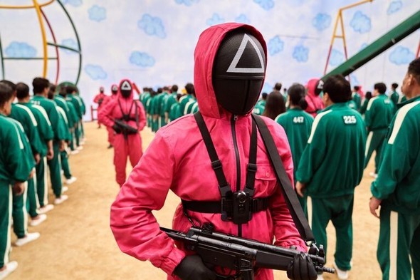 ネトフリ大ヒット作 イカゲーム の 警備員の服装 ハロウィン衣装で人気 日本 国際 Hankyoreh Japan