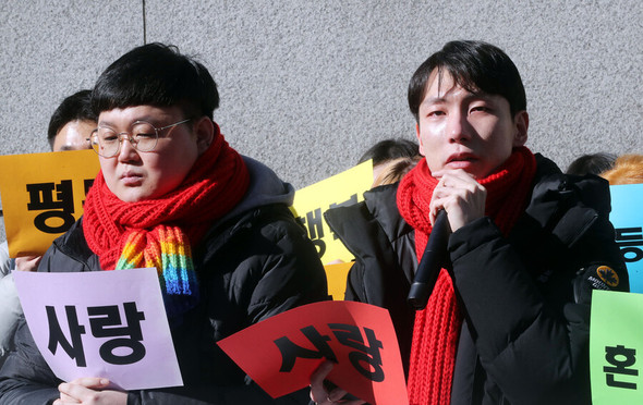 법원, 동성커플 건강보험 피부양자로 인정 “성적지향 차별 용납 안돼” : 정치/사회 : 한겨레