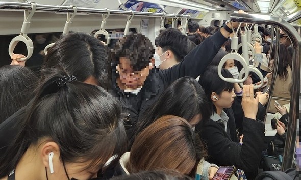 韓国の地下鉄で２人が息できず失神…「圧死の恐怖は日常」 : 政治•社会