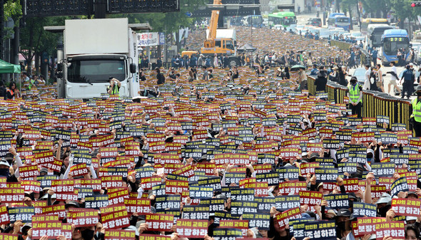 [寄稿] 한국의 ‘영적 권위’와 정치적 시민권의 붕괴: 사설/칼럼: 한겨레일본
