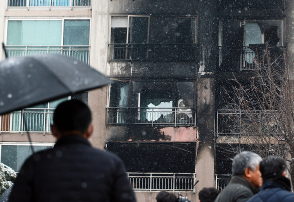 クリスマスの火災…炎を逃れ赤ちゃんを抱いて飛び降りた３０代の父親が死亡＝韓国 : 政治•社会 : ハンギョレ新聞