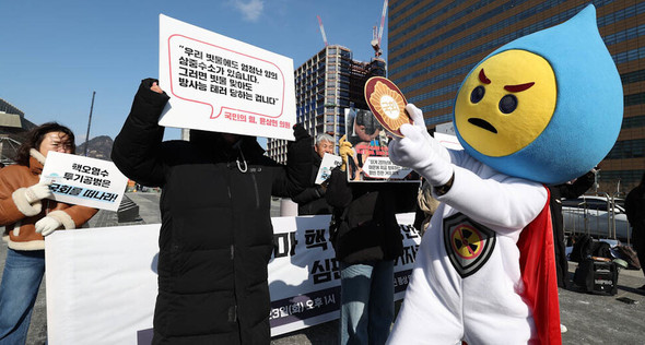 [Foto]후쿠시마 원전사고 오염수 관련 망상과 행동.. 최악의 정치인은 누구?  =한국: 정치/사회: 한겨레일본