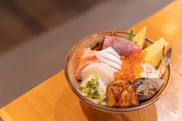 １万８千円の海鮮丼…「外国人特需」の日本、強気価格に「二重価格の