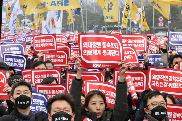 길거리 의사들 “정부가 계속 2000명 늘리면 더 늘어날 것” = 한국:정치/사회:한겨레일본