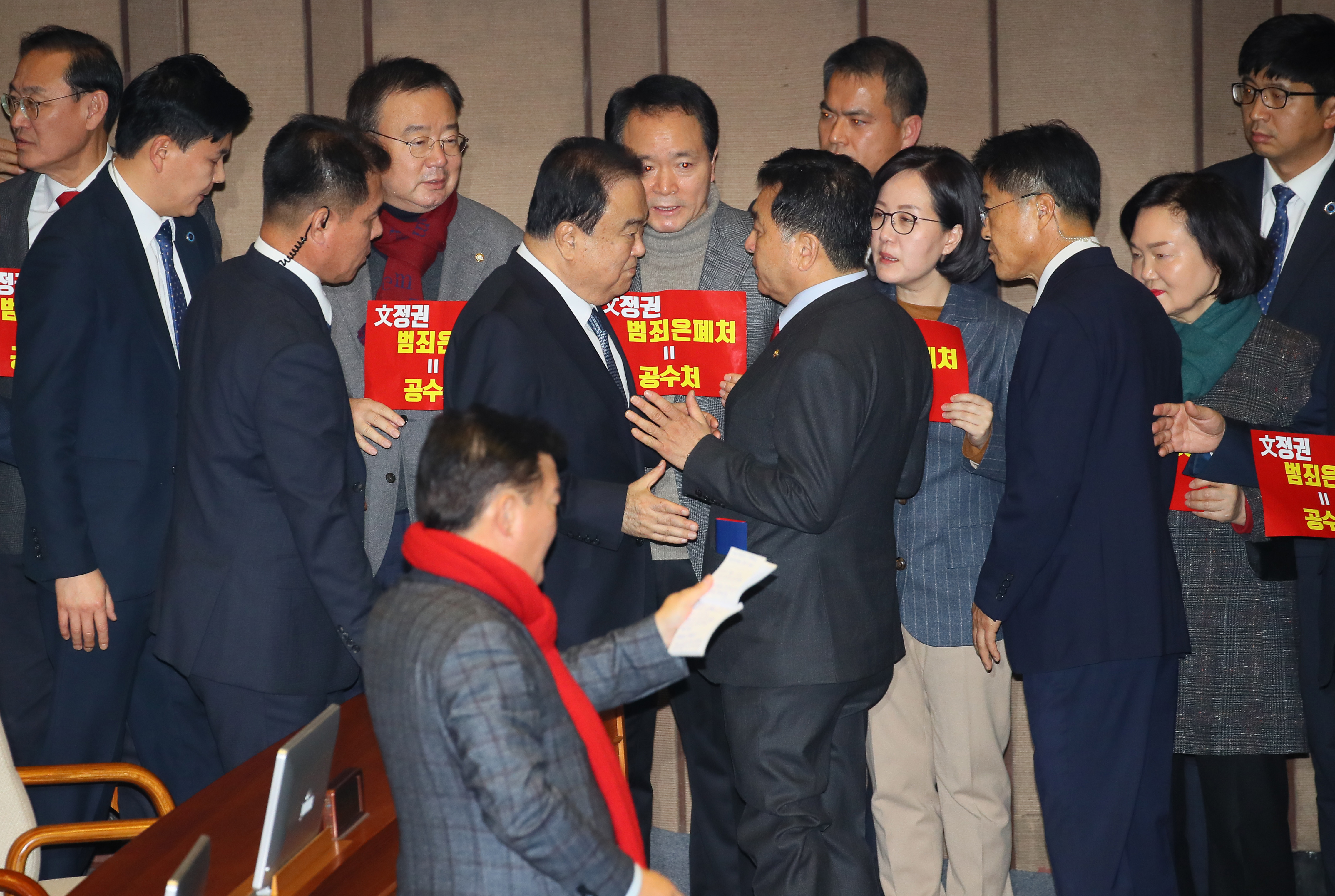  문희상 의장 입장 막아서는 한국당  ‘고위공직자범죄수사처법(공수처법)’ 본회의 표결을 앞두고 30일 국회 본회의에서 문희상 국회의장이 의장석으로 향하자 자유한국당 심재철 원내대표를 비롯한 의원들이 이를 막아서고 있다. 연합뉴스