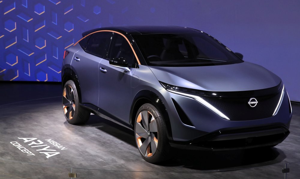 닛산 아리야 컨셉트세계 최대 가전·정보기술(IT) 전시회 ''CES(Consumer Electronics Show) 2020''가 열린 9일(현지시간) 미국 네바다주 라스베이거스 컨벤션센터 닛산 부스에서 관람객들이 전기차 전용 CMF-EV 플랫폼 기반으로 만들어진 아리야 컨셉트 카를 살피고 있다. 라스베이거스/연합뉴스