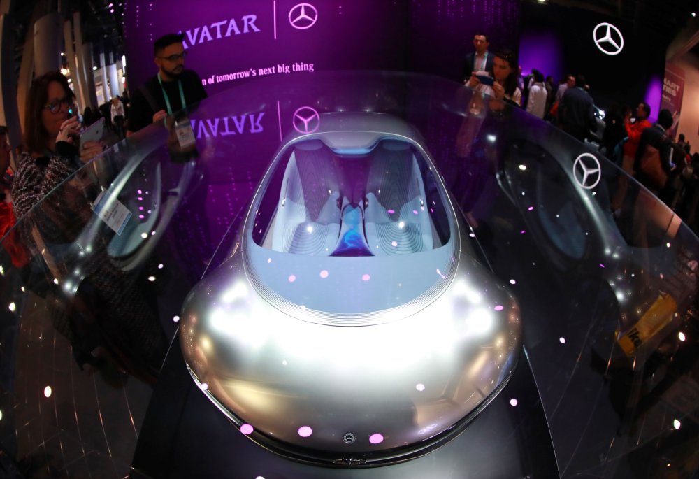 영화 아바타에서 영감을 받은 차세계 최대 가전·정보기술(IT) 전시회 ''CES(Consumer Electronics Show) 2020''가 열린 9일(현지시간) 미국 네바다주 라스베이거스 컨벤션센터 벤츠 부스에서 관람객들이 미래 콘셉트카 ''비전 AVTR''를 살피고 있다. 라스베이거스/연합뉴스
