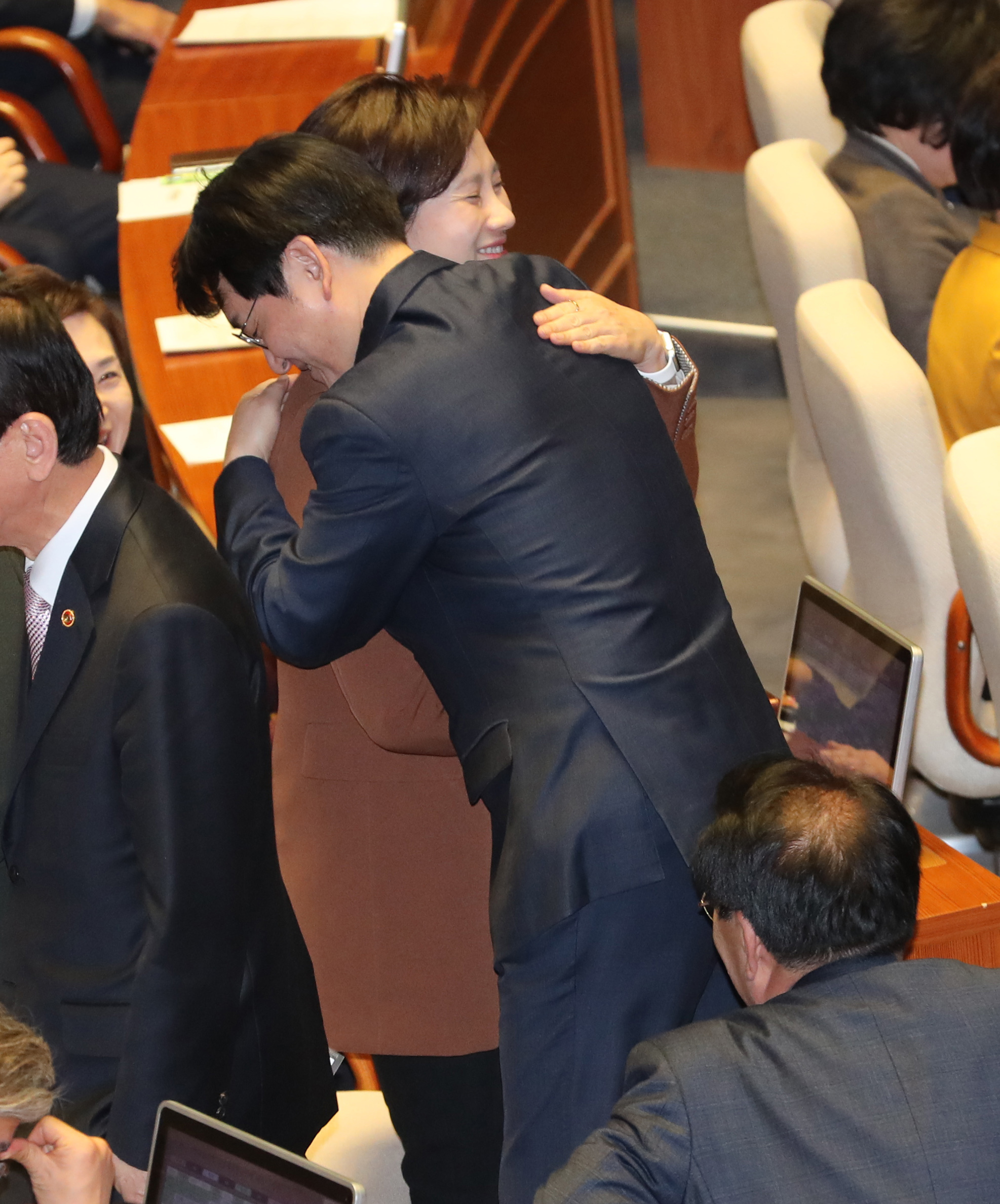 포옹하는 유은혜 장관과 박용진 의원

박용진 더불어민주당 의원과 유은혜 교육부 장관이 13일 저녁 국회 본회의에서 ‘유치원 3법’(유아교육법·사립학교법·학교급식법 개정안)이 통과된 뒤 포옹하고 있다. 2018년 12월 패스트트랙에 올린 지 380여일 만이다. 유아교육법 개정안은 이날 재석 의원 165명 중 찬성 164명, 기권 1명으로 가결됐다. 사립학교법 개정안은 재석 의원 162명 중 찬성 158명, 기권 4명, 학교급식법 개정안은 재석 의원 164명 중 찬성 161명, 반대 1명, 기권 3명으로 가결됐다. 자유한국당 의원들은 모두 투표에 불참했다.  강창광 선임기자 chang@hani.co.kr