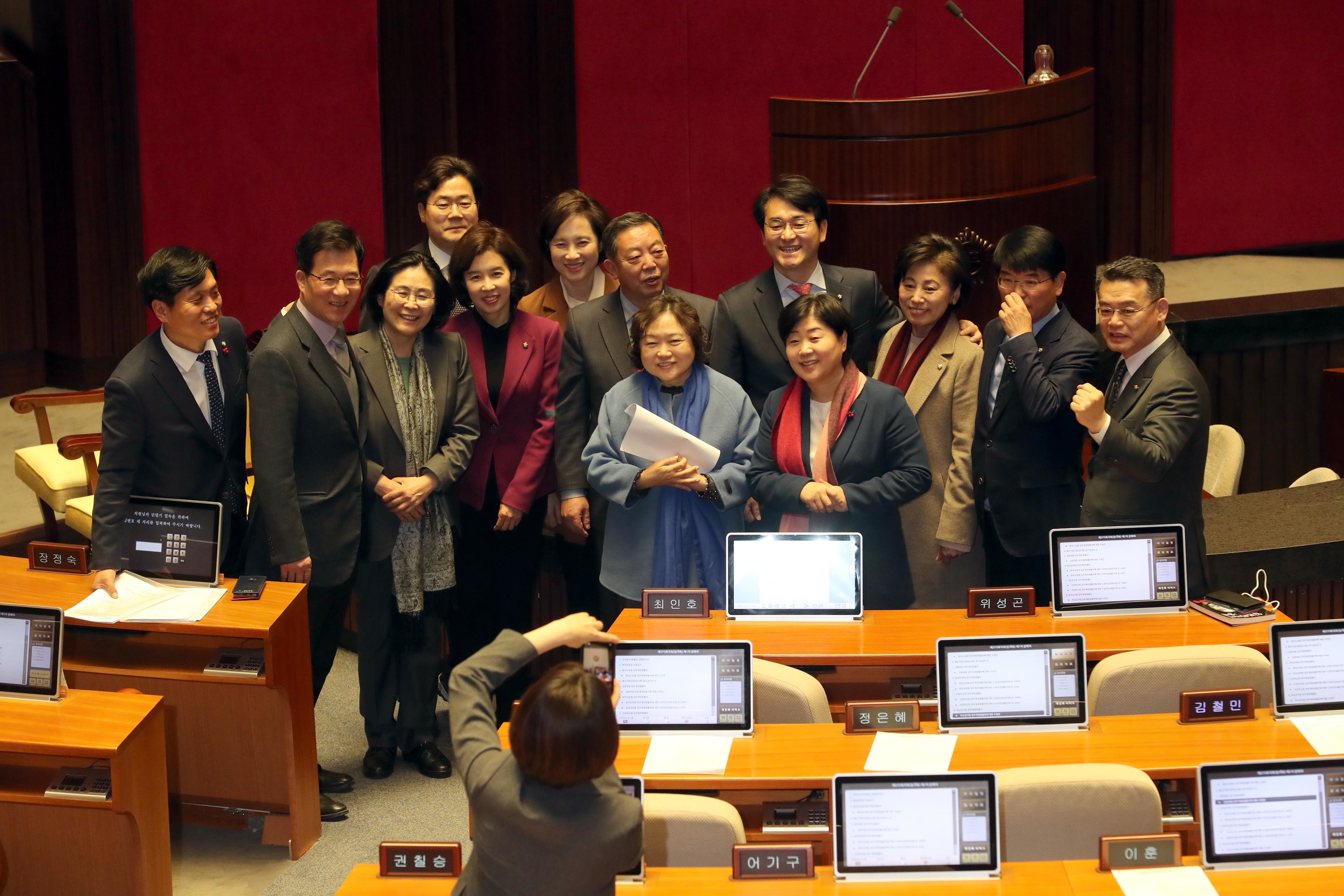 기념사진 찍는 교육위 의원들

국회 교육위원회 소속 자유한국당을 뺀 의원들이 13일 저녁 국회 본회의에서 ‘유치원 3법’(유아교육법·사립학교법·학교급식법 개정안)을 통과시킨 뒤 기념사진을 찍고 있다. 2018년 12월 패스트트랙에 올린 지 380여일 만이다. 유아교육법 개정안은 이날 재석 의원 165명 중 찬성 164명, 기권 1명으로 가결됐다. 사립학교법 개정안은 재석 의원 162명 중 찬성 158명, 기권 4명, 학교급식법 개정안은 재석 의원 164명 중 찬성 161명, 반대 1명, 기권 3명으로 가결됐다. 자유한국당 의원들은 모두 투표에 불참했다. 강창광 선임기자 chang@hani.co.kr