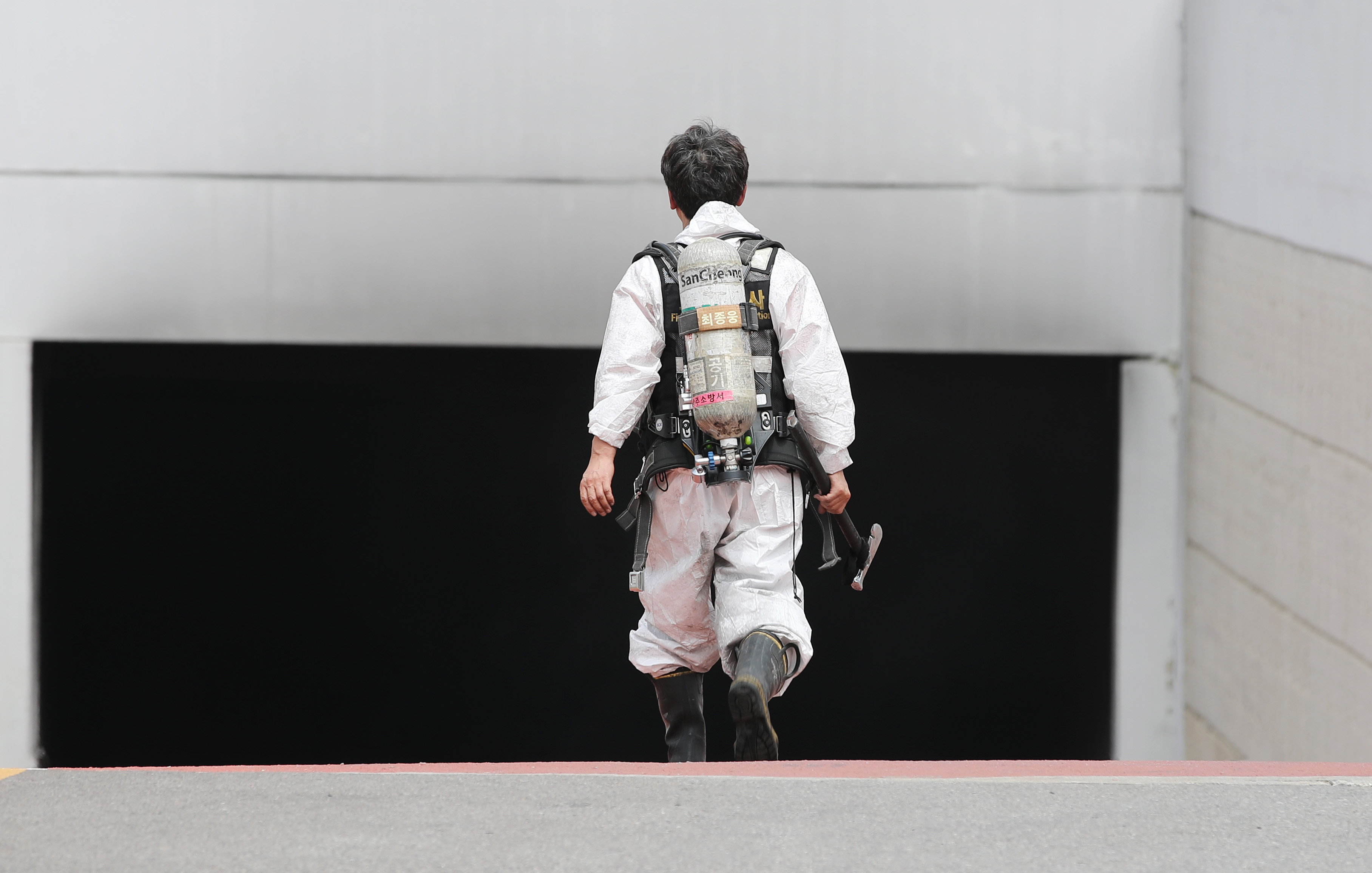 21일 오전 화재가 발생한 경기 용인시 처인구 양지면 SLC 물류센터에서 소방대원이 화재 현장으로 들어가고 있다. 연합뉴스
