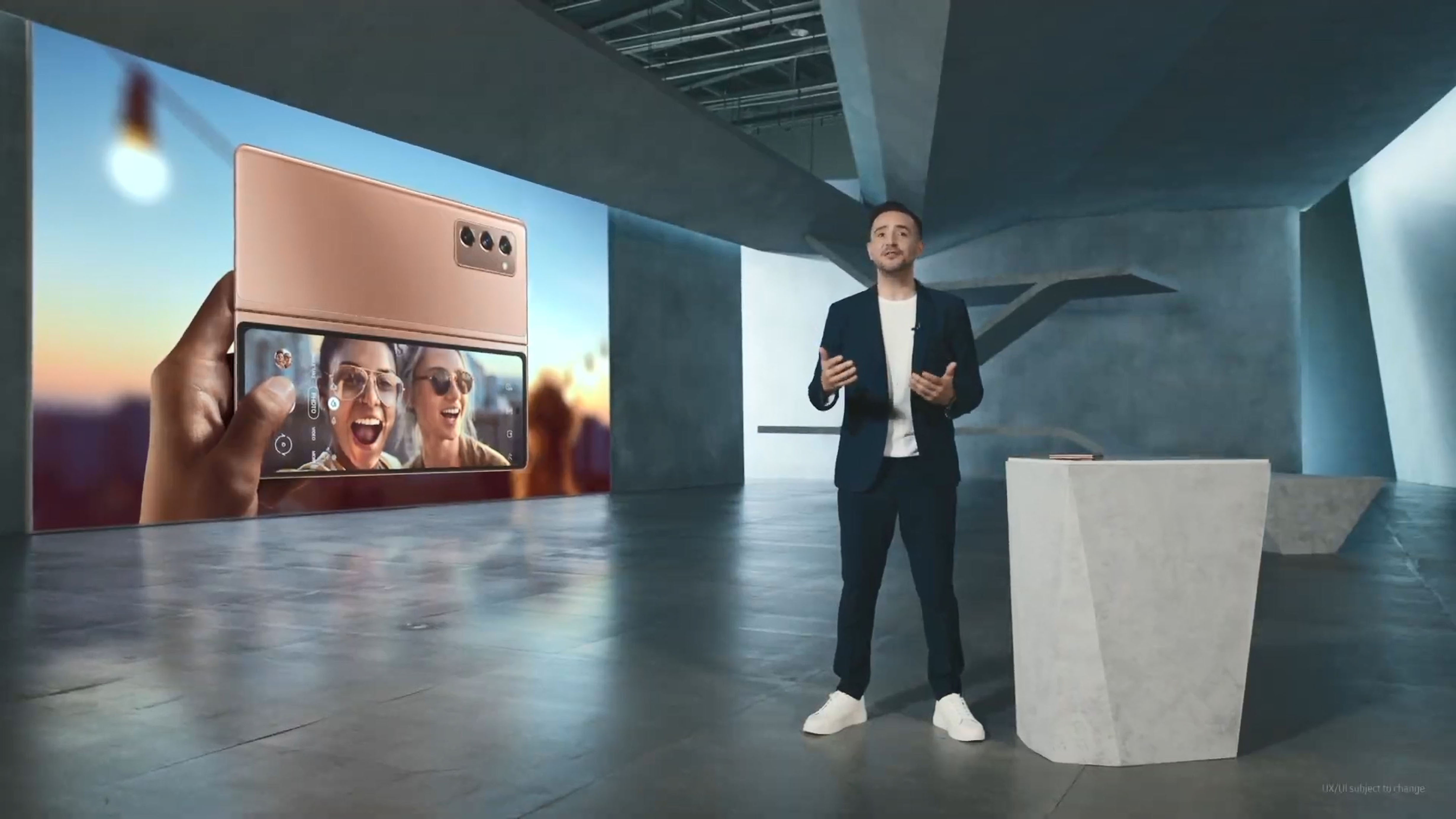 삼성전자가 1일 오후 11시(한국시간) ''삼성 갤럭시Z폴드2 언팩 파트2(Samsung Galaxy Z Fold2 Unpacked Part 2)'' 온라인 행사를 열고 갤럭시Z폴드2를 공개했다. 사진은 이날 행사에서 갤럭시 Z 폴드2를 소개하는 삼성전자 무선사업부 엔터프라이즈 세일즈&마케팅담당 빅터 델가도(Victor DELGADO).  [삼성전자 유튜브 캡처]